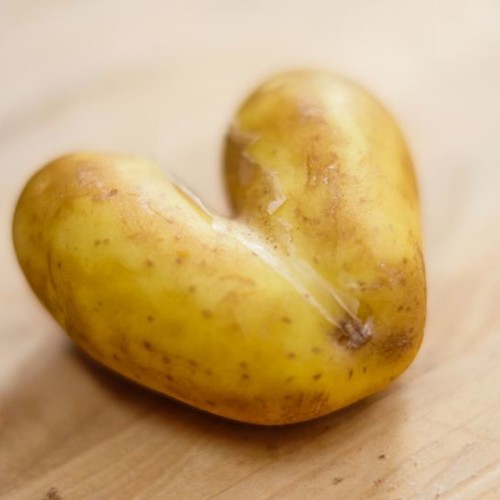 Brambory na loupačku s&nbsp;bylinkovým přelivem s&nbsp;fetou