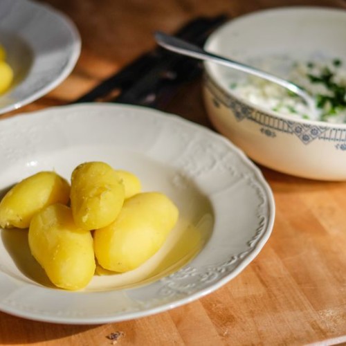 Brambory na loupačku s&nbsp;bylinkovým přelivem s&nbsp;fetou