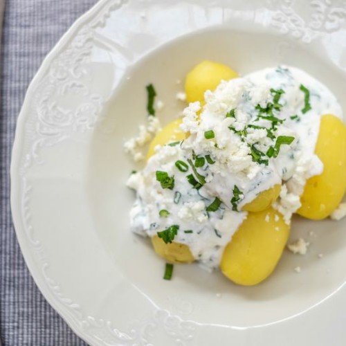 Brambory na loupačku s&nbsp;bylinkovým přelivem s&nbsp;fetou