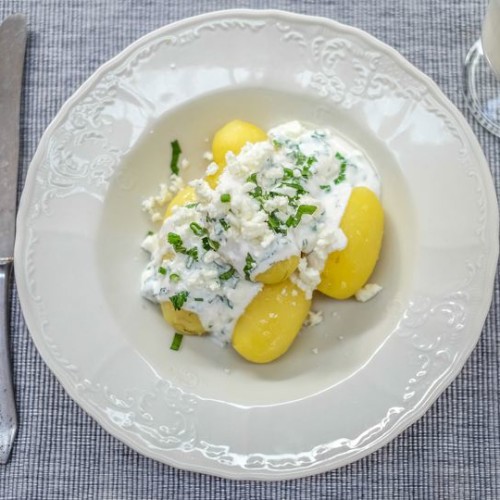 Brambory na loupačku s&nbsp;bylinkovým přelivem s&nbsp;fetou