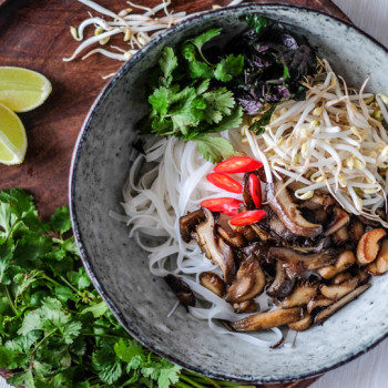 Vegetariánská polévka Phở chay s hlívou ústřičnou