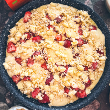 Jahodový „bubláč“ neboli bublanina – koláč s&nbsp;vanilkovým tvarohem a&nbsp;drobenkou