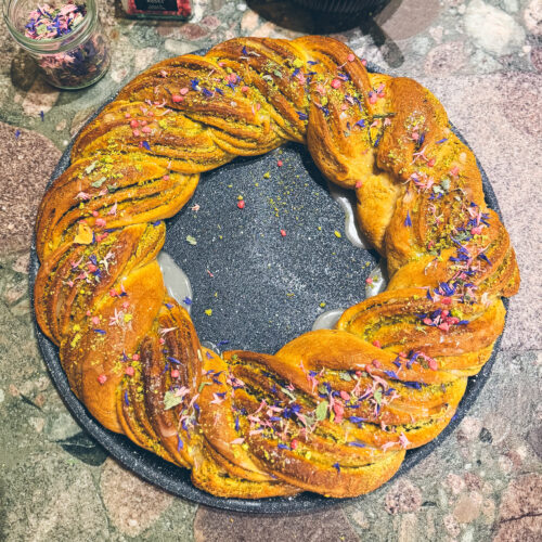 Velikonoční věnec à la babka s&nbsp;bílou čokoládou a&nbsp;pistáciemi