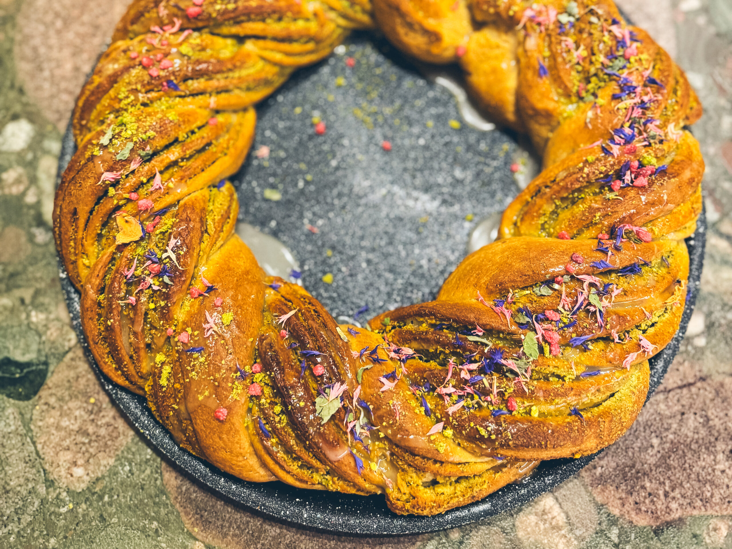 Velikonoční věnec à la babka s&nbsp;bílou čokoládou a&nbsp;pistáciemi